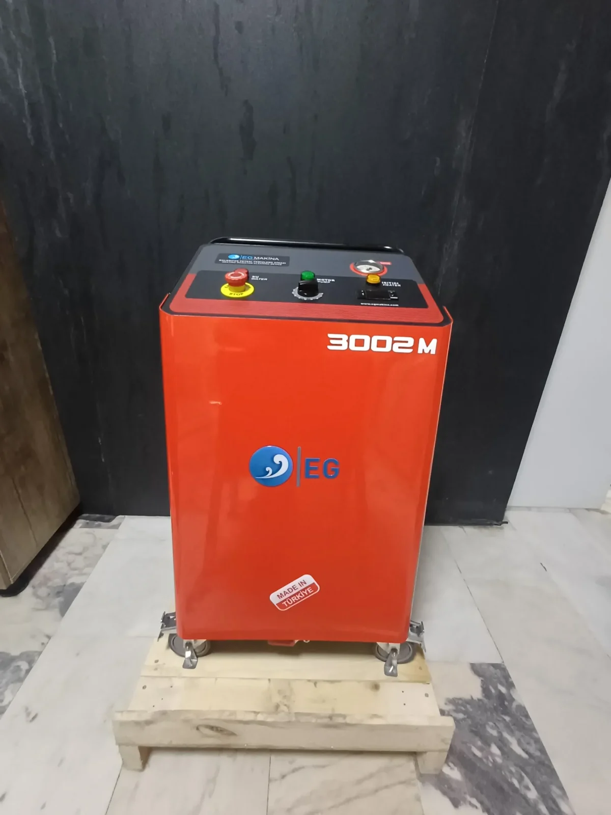 EG 3002M oto kalorifer peteği temizleme makinesi ön görünüm