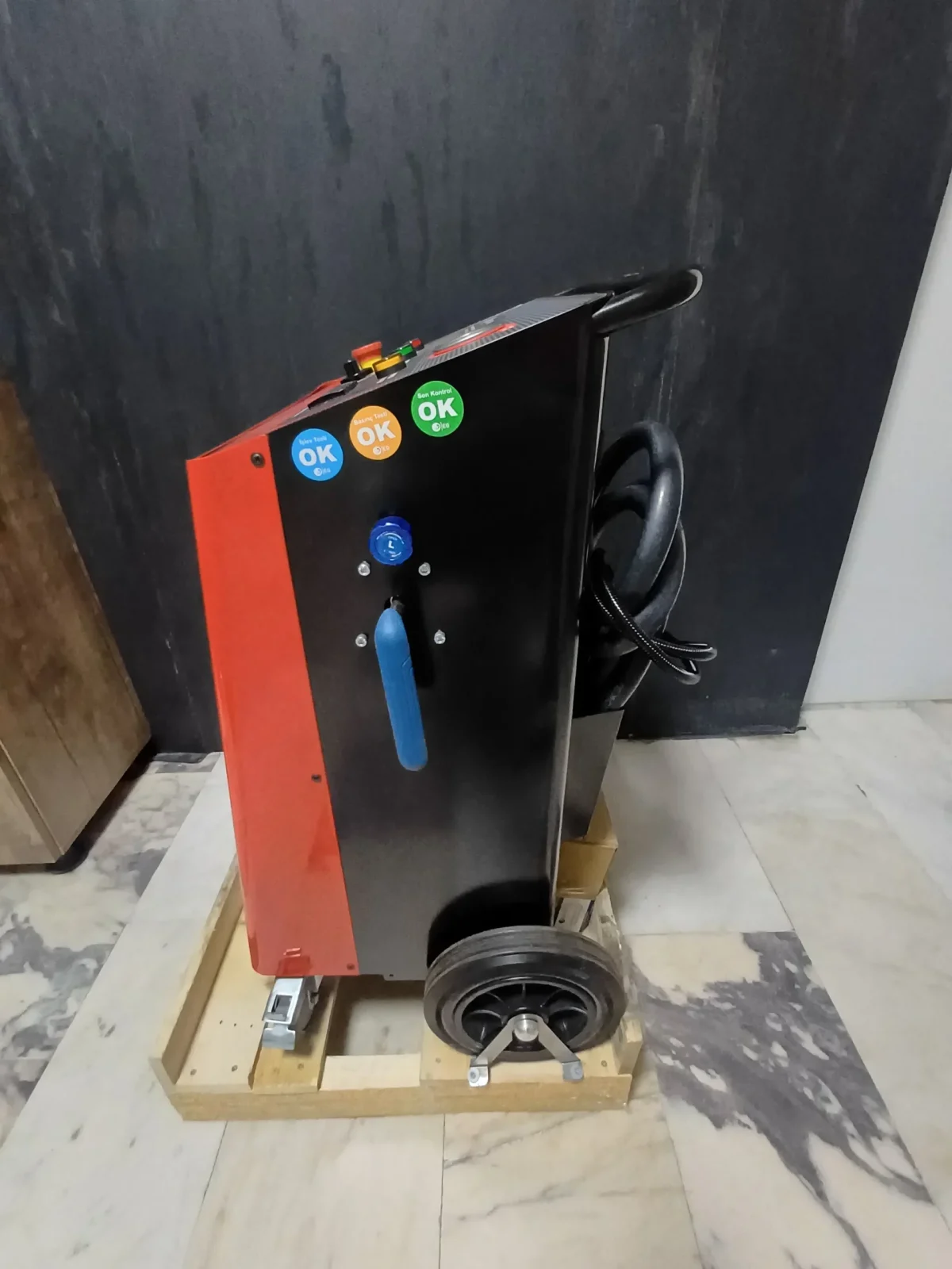 EG 3002M kalorifer peteği temizleme makinesi yan görünüm
